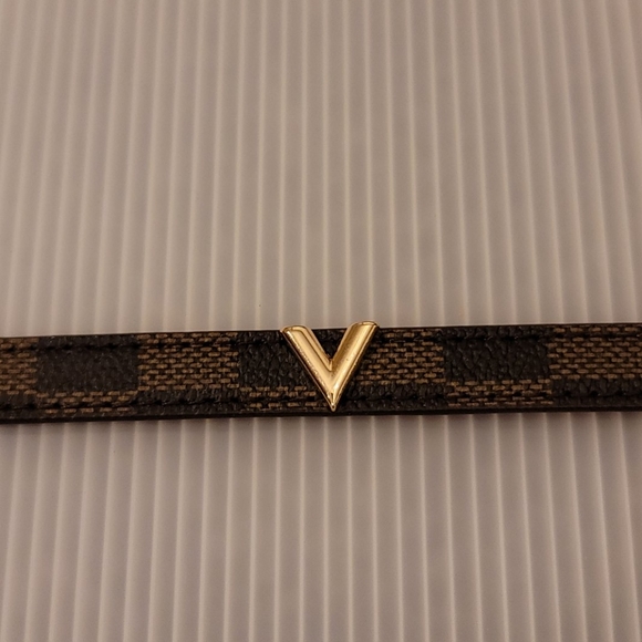 2022 Design V Signature Leather Bracelet - Picture 4 of 8